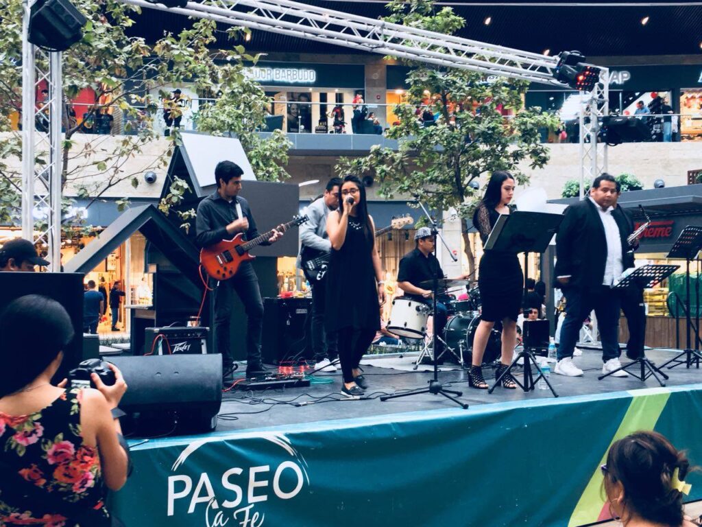 Tocando en Paseo la Fe